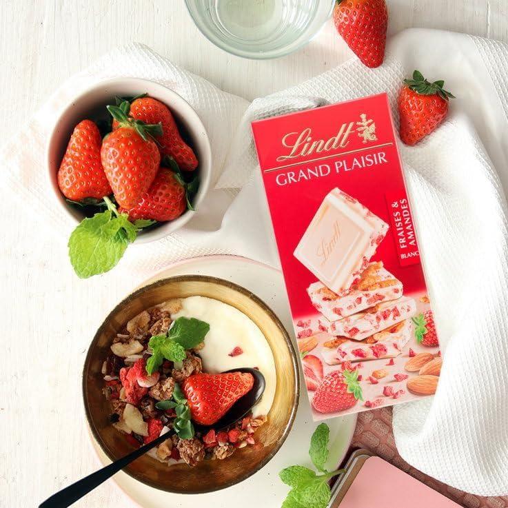 Lindt Grand Plaisir White Chocolate Bar with Strawberries and Almonds, Premium Swiss Chocolate, Weiss 150g (Product Of Austria) (Pack of 02)
